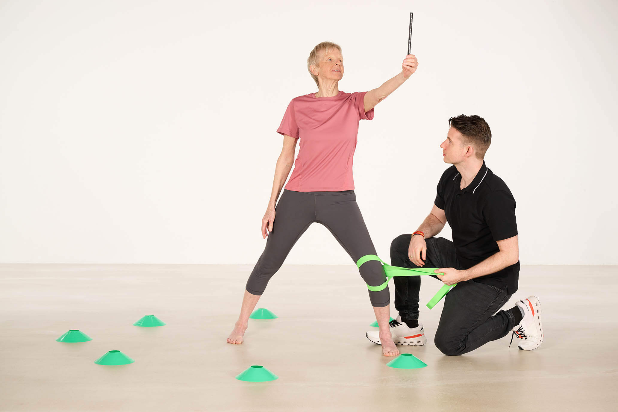 Demonstration einer Neurotrainings-Übung im Trainingsraum: Stiftübung, Bandtechnik am Bein/Knie und Trainingshilfen auf dem Boden